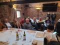 Les bouteilles vides sur la table