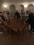 Dans le secret des sous-sols du th&eacute;&acirc;tre, une nouvelle confr&eacute;rie tient s&eacute;ance : les Chevaliers de la Table Carr&eacute;e...